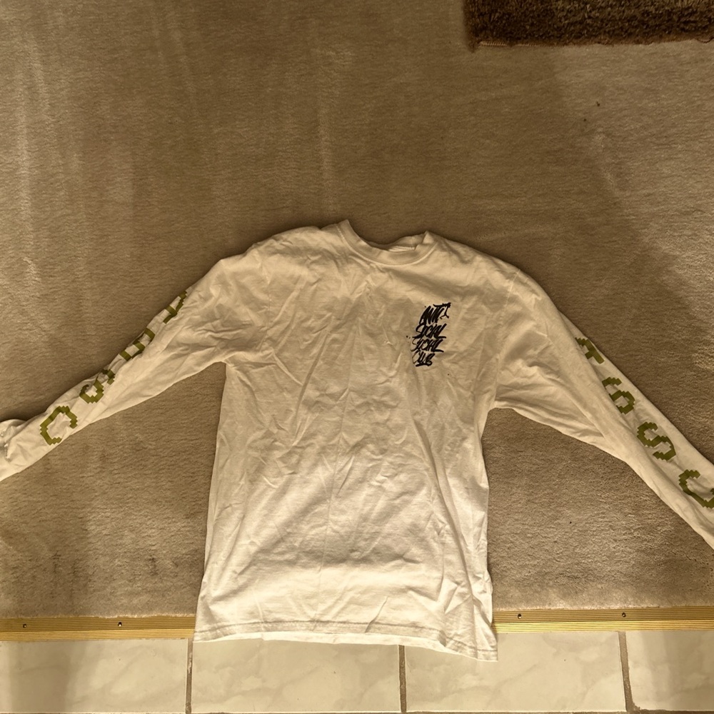 Long sleeve size medium assc shirt